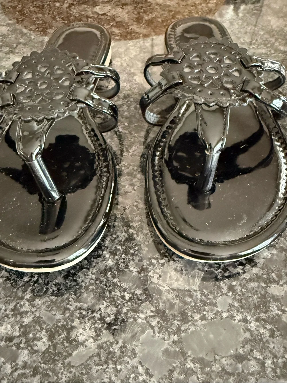 Medallion Classic Thong Flip Flops sandals Women’s Size 7 Black Faux Leather